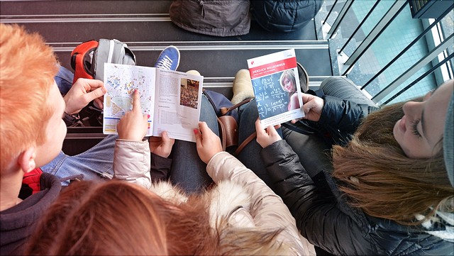 Studierende lesen im Erstsemester-Erste-Hilfe-Buch