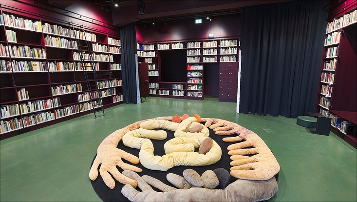 Blick in die Extended Library der HfBK mit der Arbeit Hug 22 von Prof. Valentina Karga